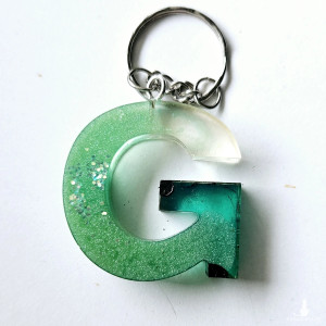 Brelok literka G z żywicy zielona z brokatem i owsem