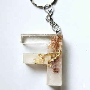 Brelok literka F pudrowa z bielą złotem i roślinami