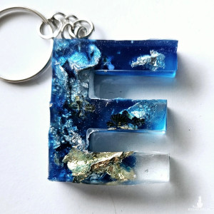 Brelok literka E niebieska ze srebrem i płatkami kwiatów lawendą