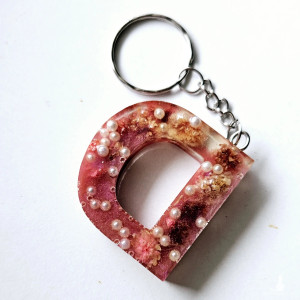 Brelok literka D z żywicy różowa z gipsówką i perłami