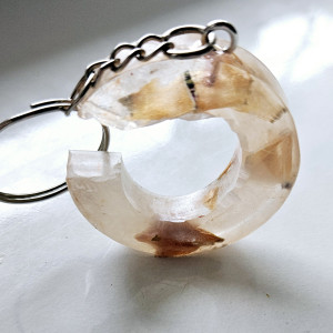 Brelok literka C z żywicy pudrowa z bielą z obierkami od kredek szkolna