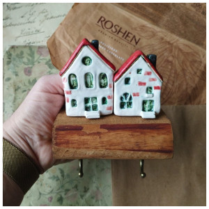 Wieszak z kamienicami