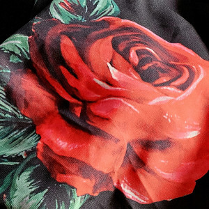 Apaszka szyfonowa w piękne czerwone róże