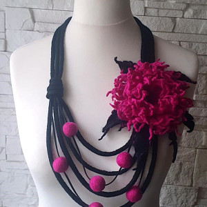 Naszyjnik z różowym kwiatem