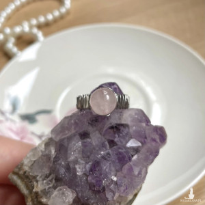 pierścionek regulowany z kwarcem różowym STAL CHIRURGICZNA