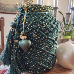 Lampion świąteczny w kolorze butelkowej zieleni oraz złota