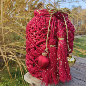 Lampion świąteczny w kolorze czerwieni oraz złota