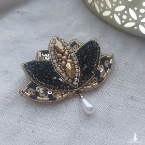 Broszka złoto-czarny kwiat lotosu