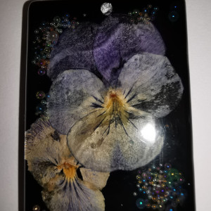 Vintage wisiorek, duży wisiorek, bratki, czarny naszyjnik, kwiaty w naszyjniku