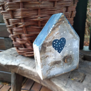 Drewniany granatowy domek - wieszak na klucze