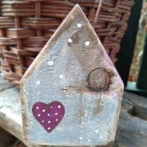 Drewniany liliowy domek - wieszak na klucze