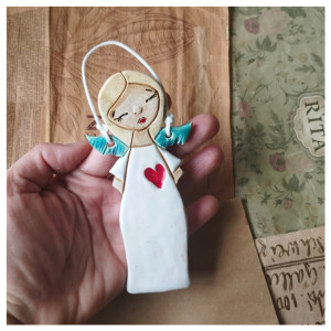 Aniołek z czerwonym sercem