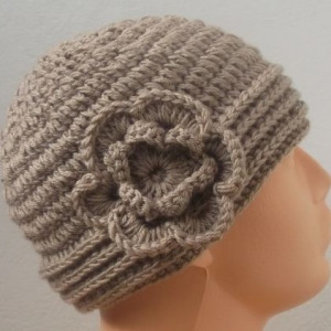 Beżowa z kwiatkiem, czapka