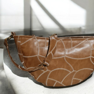 Półokrągła torebka damska brązowa