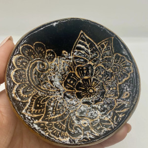 Podstawka na biżuterię ze złotym żłobieniem