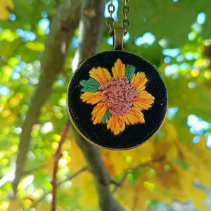 Medalion / naszyjnik haftowany kwiat