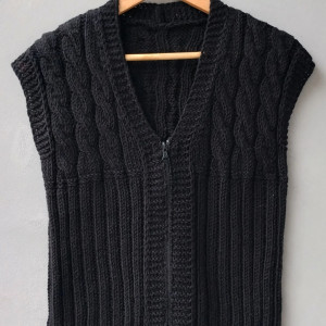 Czarna kamizelka na suwak