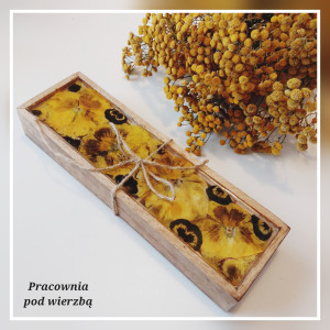 Drewniane pudełko z kadzidłami ręcznie zdobione prawdziwymi kwiatami bratki