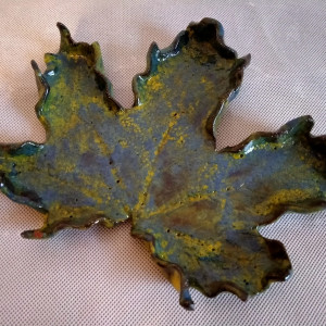 Duży zielony liść klonu