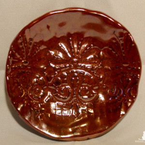 Brązowy błyszczący talerzyk z wzorkiem