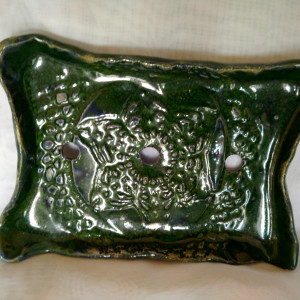 Ciemnozielona mydelniczka z wzorem