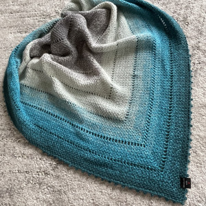 Piękna cieniowana chusta mech