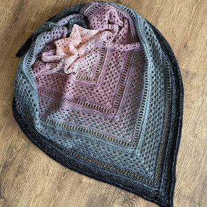 Piękna kolorowa chusta robiona na szydełku