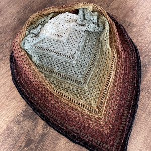 Piękna kolorowa chusta zrobiona na szydełku robiona na szydełku