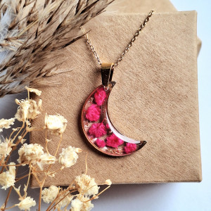 Naszyjnik księżyc z suszonymi kwiatami
