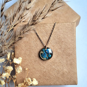 Wisiorek z żywicy z suszonymi kwiatami