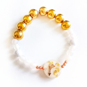 Bransoletka na gumce z żywicy i kamieniami