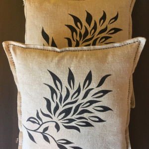 Dekoracyjna poszewka z surowego lnu.