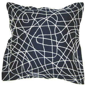 Granatowa poszewka zdobiona sznurkiem