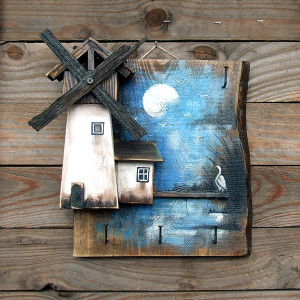 Drewniany, malowany wieszak z wiatrakiem, na klucze i drobiazgi - Ostoja