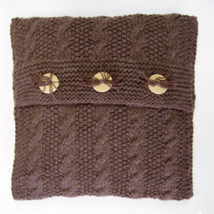 Beżowa poszewka robiona na drutach