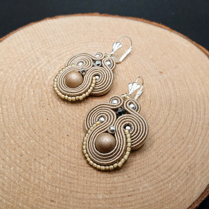 BEŻOWE KOLCZYKI SUTASZ