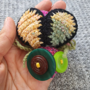 Broszka szydełkowa mucha 077