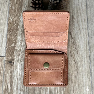 Skórzany jasno-brązowy portfel ręcznie uszyty na bilon i karty.