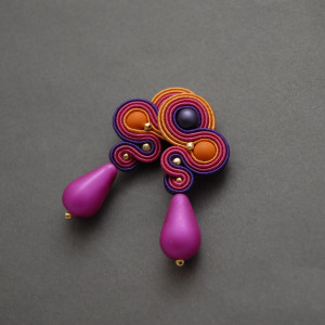 kolorowe kolczyki lub klipsy sutasz