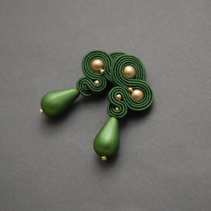 zielone kolczyki lub klipsy sutasz