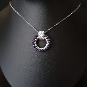 Delikatny Naszyjnik z Filetową, Opalizującą Zawieszką w Kształcie Koła