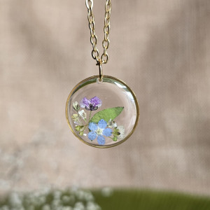 Złota zawieszka złoty wisiorek kwiat naszyjnik żywica z żywicy kwiaty z kwiatami kwiatowy bukiet niezapominajki