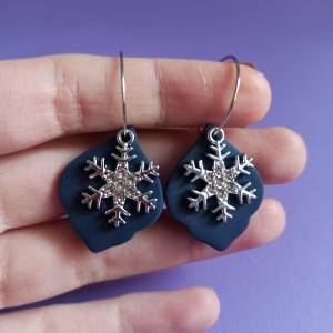 Kolczyki z gliny polimerowej z zawieszką śnieżynką