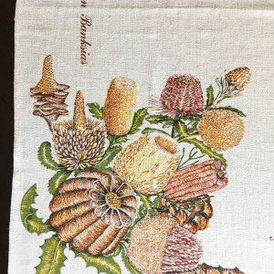 Lniany obrus z nadrukiem egzotycznych owoców.