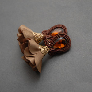 brązowe kolczyki lub klipsy sutasz z kwiatkami