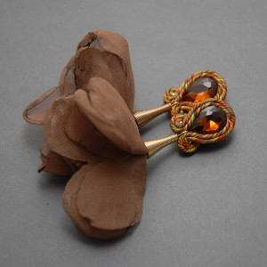 kolorowe kolczyki lub klipsy sutasz z kwiatkami