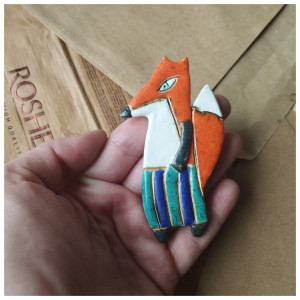 Lisek w fartuszku broszka