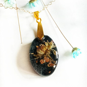 Wisiorek z żywicy z suszoną stokrotką