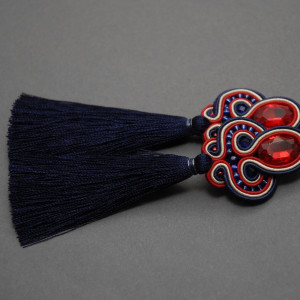 granatowo-czerwone kolczyki lub klipsy sutasz z chwostami