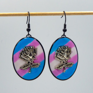 Kolczyki trans pride z różą z żywicy 007
